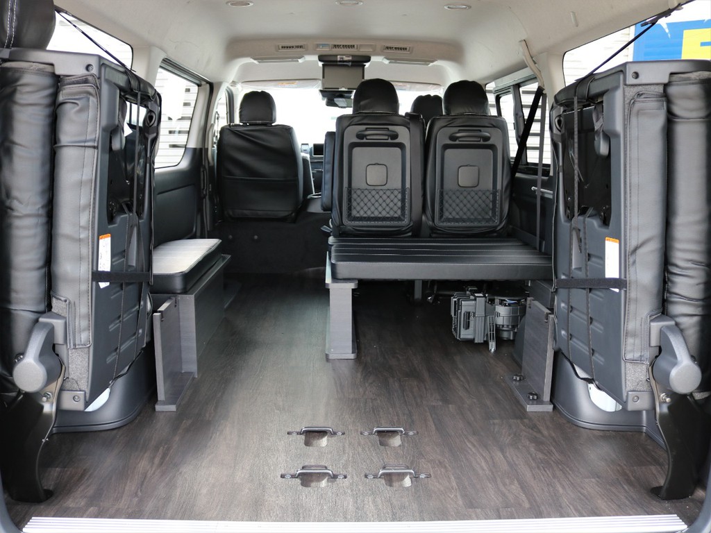 両側跳ね上げることでスペースの確保も可能です！