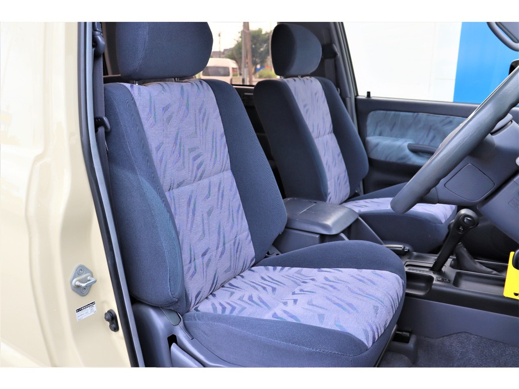 運転席もシートのへたりなく綺麗な状態です！