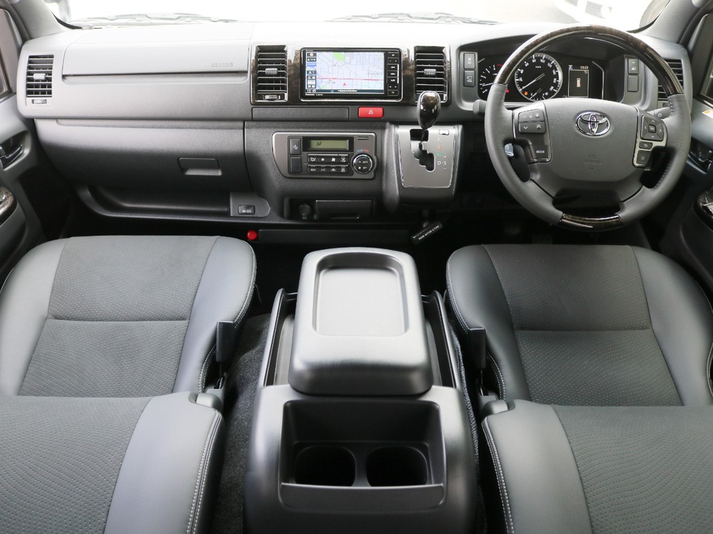 内外装シンプルに仕上がった新車ハイエースバンが入庫いたしました♪