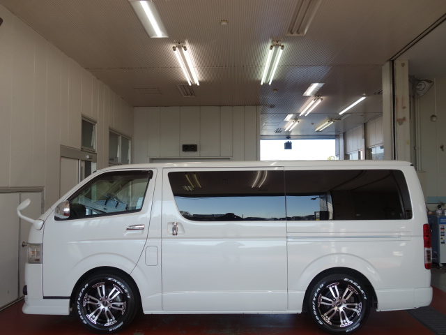 ３０年式ハイエースＶダークプライム２０００ガソリン２ＷＤカスタム車両入庫致しました！！新品パーツ多数装備！！