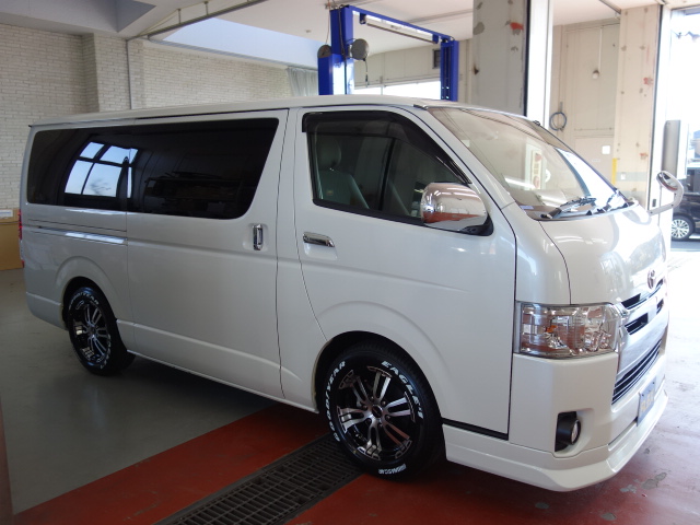 ３０年式ハイエースＶダークプライム２０００ガソリン２ＷＤカスタム車両入庫致しました！！新品パーツ多数装備！！