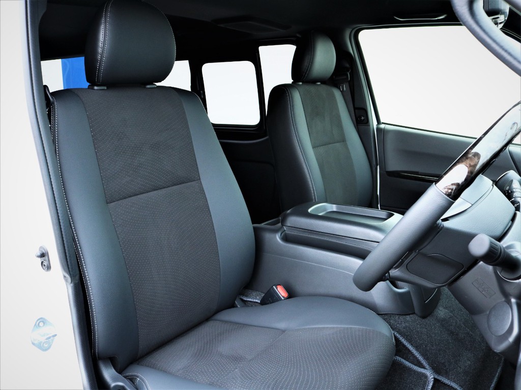 運転席シート、専用ハーフレザーシート！