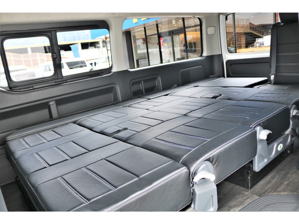 ３人掛けシートはフルフラットもＯＫ！！大人３人就寝も可能なベッドルームに！