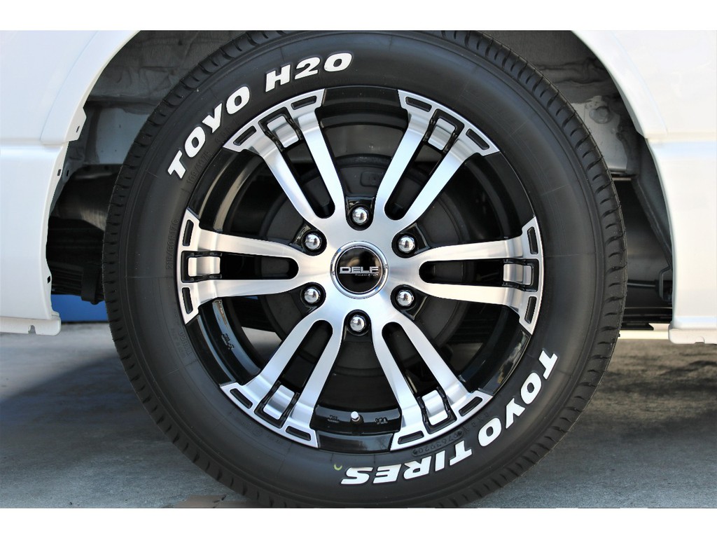 足元にはオリジナルＤＥＬＦ０２ １７インチＡＷにＴＯＹＯ Ｈ２０タイヤをチョイス！！