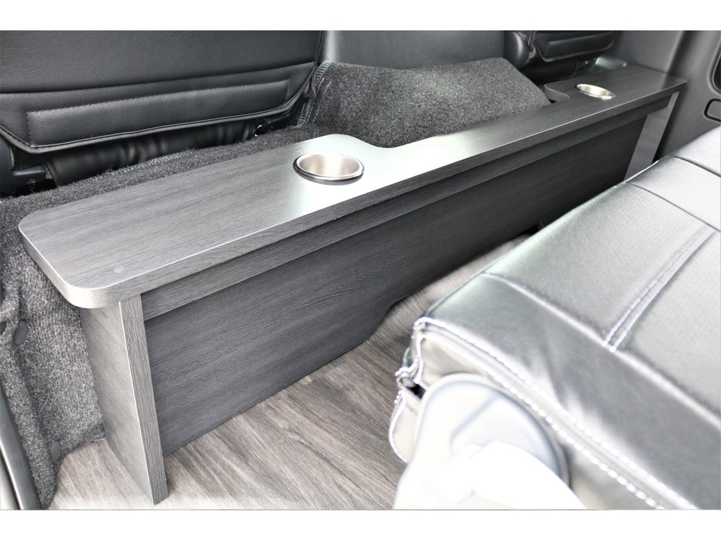 内装アレンジＶｅｒ.３は便利な木目調セカンドテーブルも付いてますよ！！