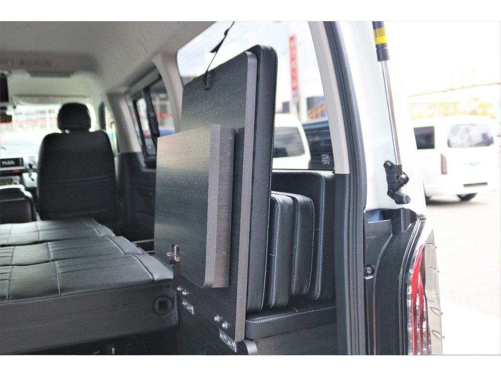 ４列目ベッドマットは跳ね上げも可能！！隙間にベッドマットも収納が可能！！