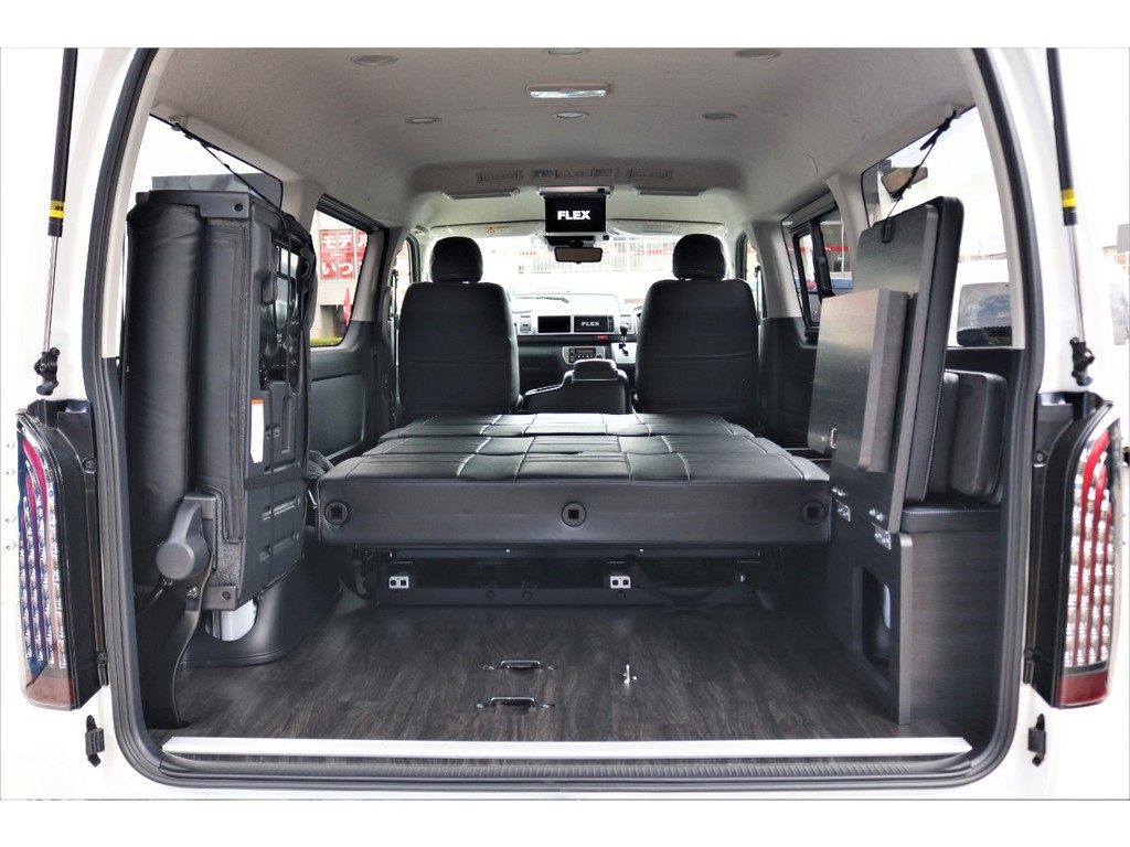 後部席は跳ね上げてラゲッジスペースとしての利用もＯＫ！！