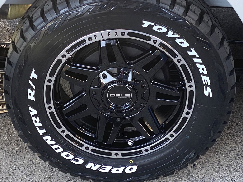足元にはＦＬＥＸオリジナル Ｄｅｌｆ０４ １６インチアルミにＴＯＹＯ オープンカントリータイヤをインストール！！