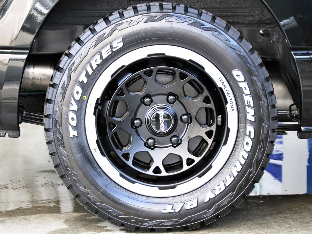 RAYS16インチM9アルミホイールとTOYOオープンカントリータイヤセットを装備！足元からバッチリカスタムしております！