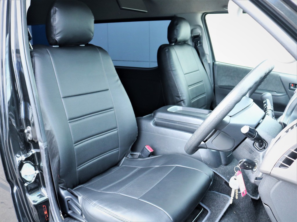運転席シート、黒革調シートカバー付き！