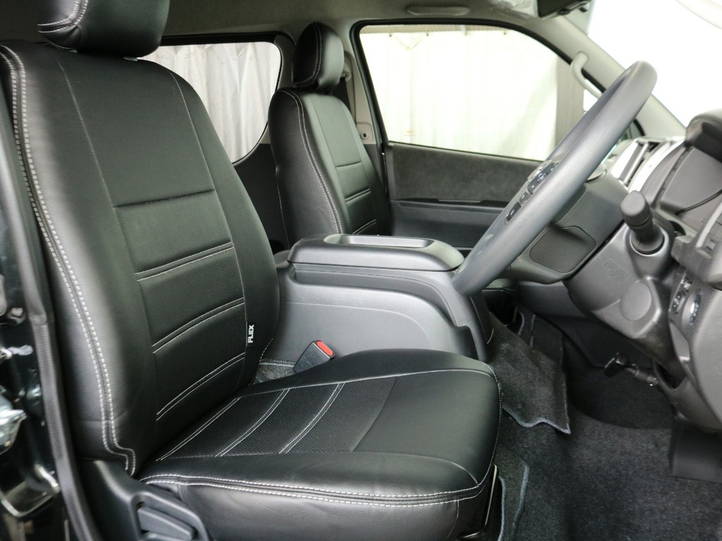 全席ＦＬＥＸオリジナル黒革調シートカバー装着済みです。シックな車内空間で落ち着きますね！