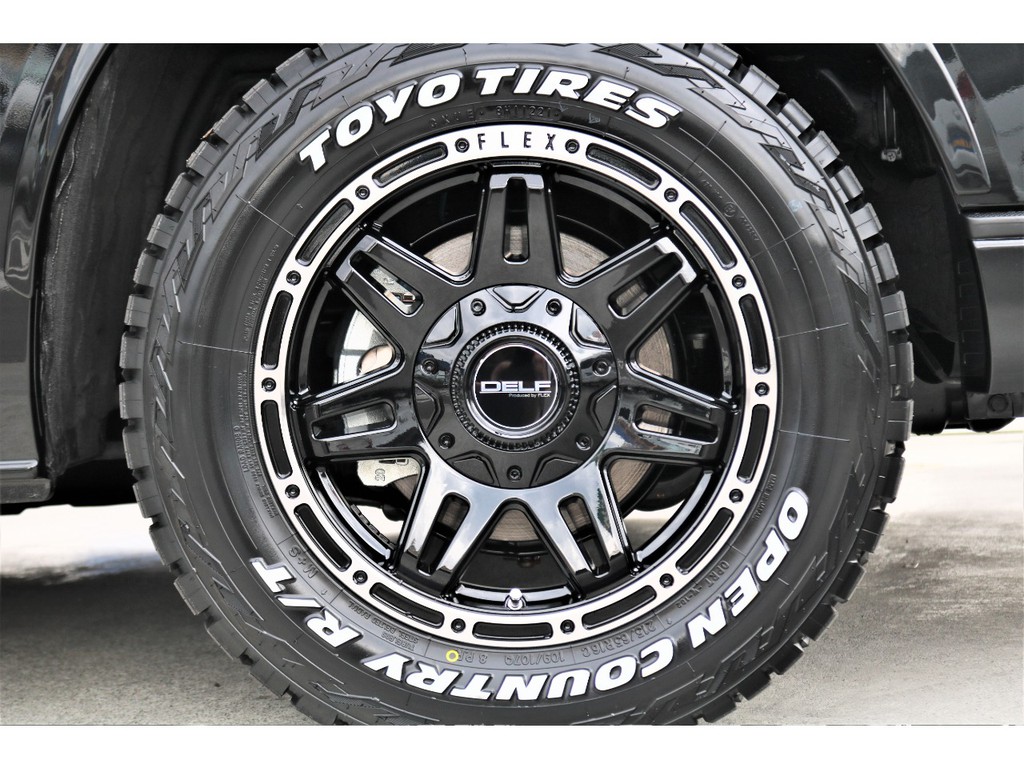 足元にはオリジナルＤＥＬＦ０４ １６インチＡＷにＴＯＹＯ オープンカントリーＲ／Ｔ タイヤをチョイス！！