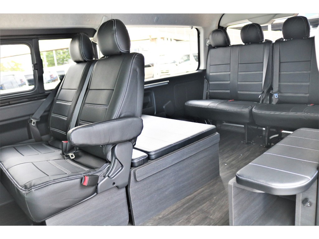 ベッド＆テーブルは３列目マットシート下に収納が可能！！通常乗車にもＧｏｏｄ！