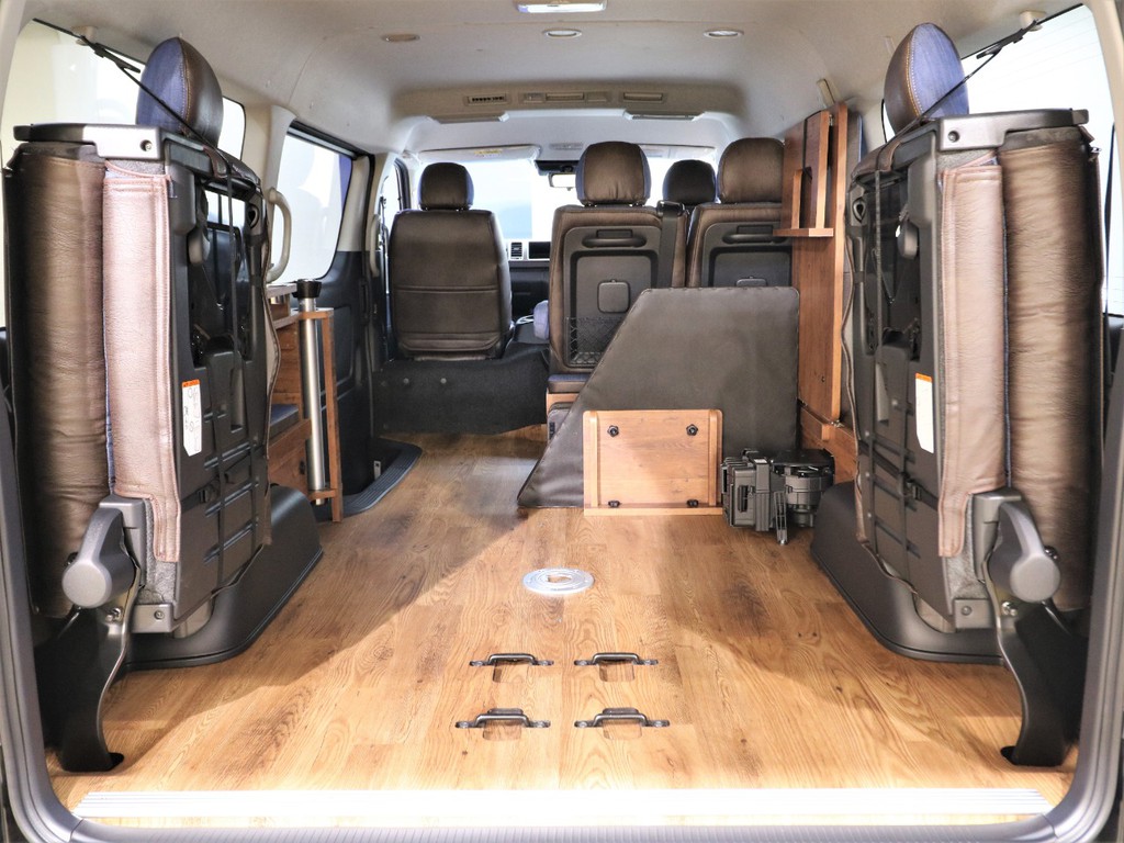 跳ね上げシートでラゲッジルームも広々です！