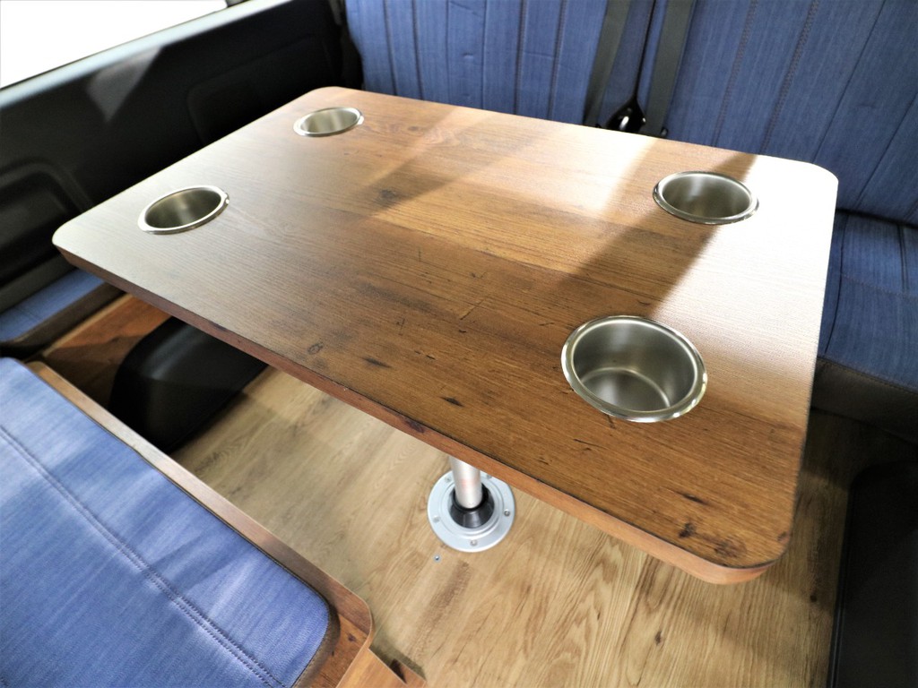 ドリンクホルダー付きテーブル！