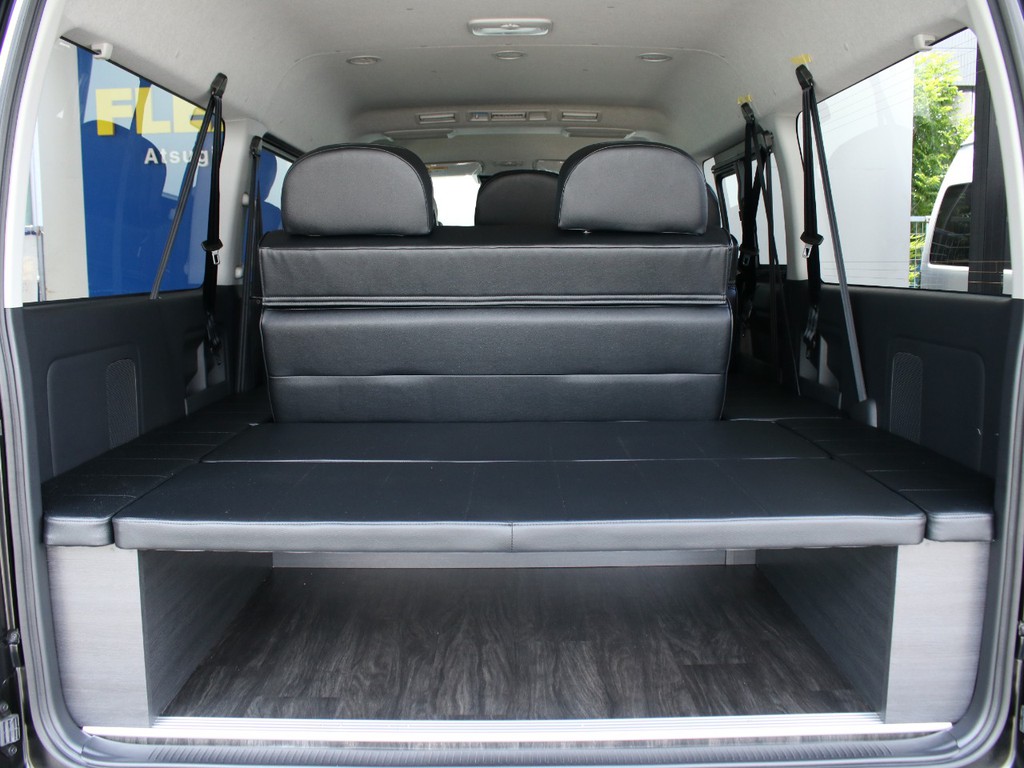 4列目シートは、後ろ向きに乗車するタイプで、広大な荷室スペースとしてご活用いただけます。