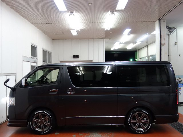 新車ダークプライムⅡ２０００ガソリン２ＷＤファミリーに好評の床張りベットＫＩＴナビパッケージ完成致しました！！渋いガンメタのコンプリート車になります！！