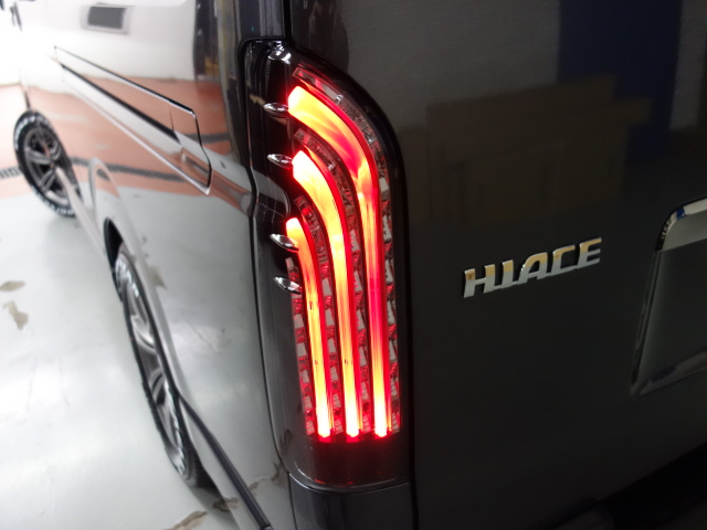 新車ダークプライムⅡ２０００ガソリン２ＷＤファミリーに好評の床張りベットＫＩＴナビパッケージ完成致しました！！渋いガンメタのコンプリート車になります！！