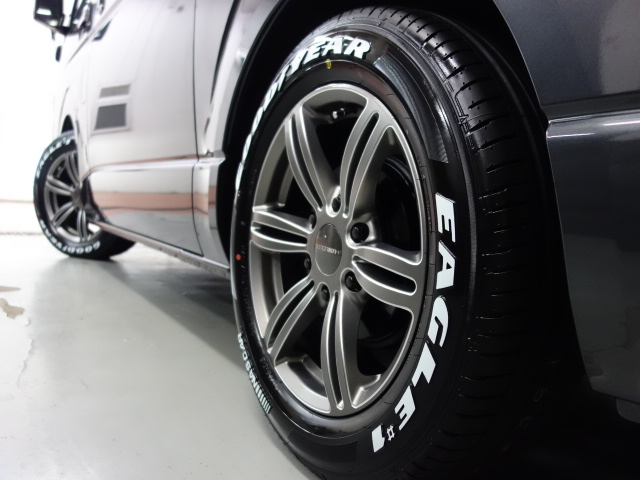 新車ダークプライムⅡ２０００ガソリン２ＷＤファミリーに好評の床張りベットＫＩＴナビパッケージ完成致しました！！渋いガンメタのコンプリート車になります！！
