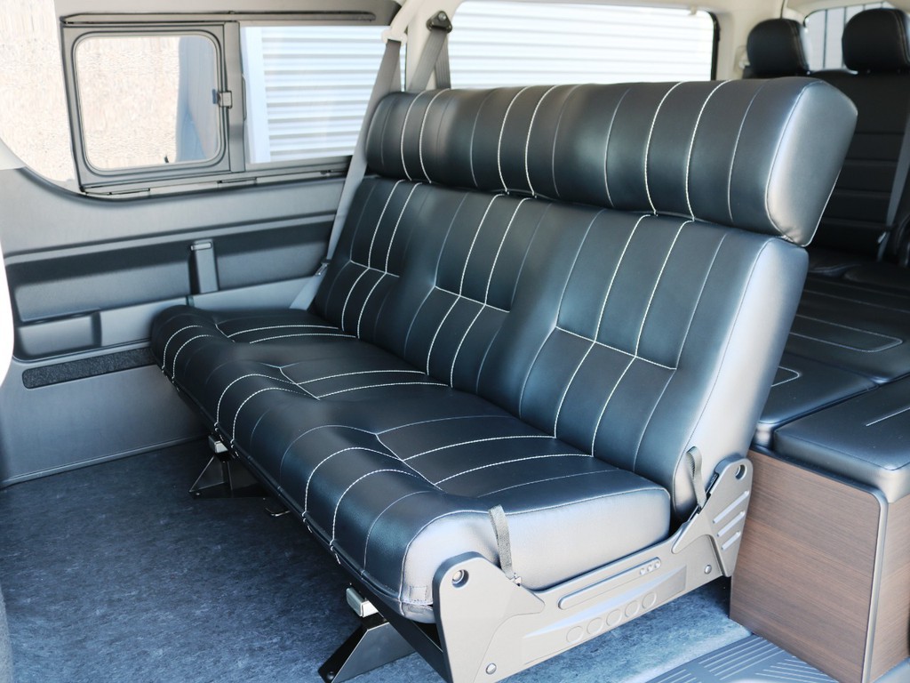 セカンドシートは3人乗車が可能なレボシート♪