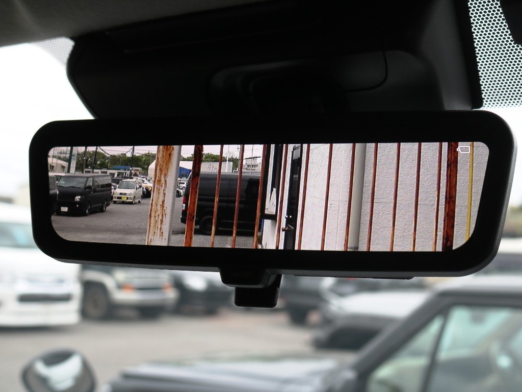 メーカーオプション　デジタルインナーミラー！車両後方の映像を常にミラーに映し出します♪