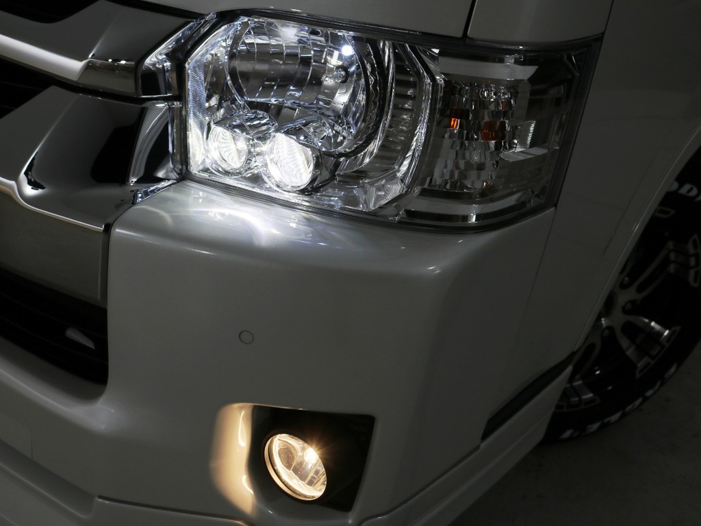 メーカーオプション　ＬＥＤヘッドランプ！ポジションランプもＬＥＤに交換済みです♪