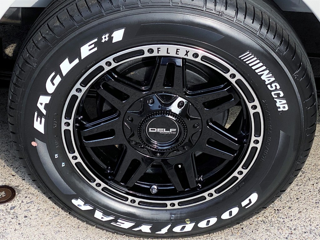 足元にはＦＬＥＸオリジナル Ｄｅｌｆ０４ １６インチアルミにナスカータイヤをインストール！！