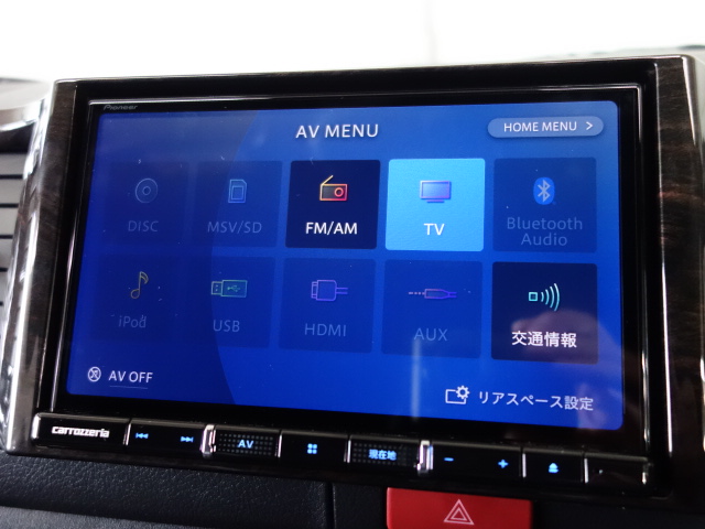 ナビにはカロッツェリア製８インチＳＤナビを装着！専用マホガニー調パネルを併せて装着済みなので、違和感なくインストールされております♪