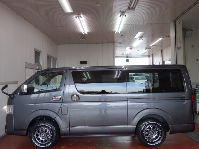 新車ハイエースＶダークプライムⅡ２８００ディーゼル４ＷＤガンメタ８インチナビベットＫＩＴパッケージ完成致しました！！