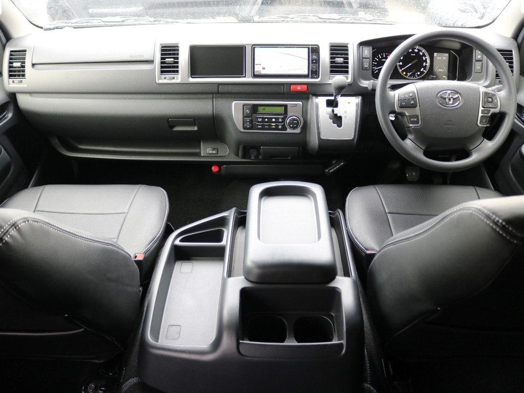 GLグレードならではの落ち着いた車内です。インテリアパネルやガングリップハンドル等へのカスタムも大歓迎です。メーカーオプションのステアリングリモコン等も完備しています。
