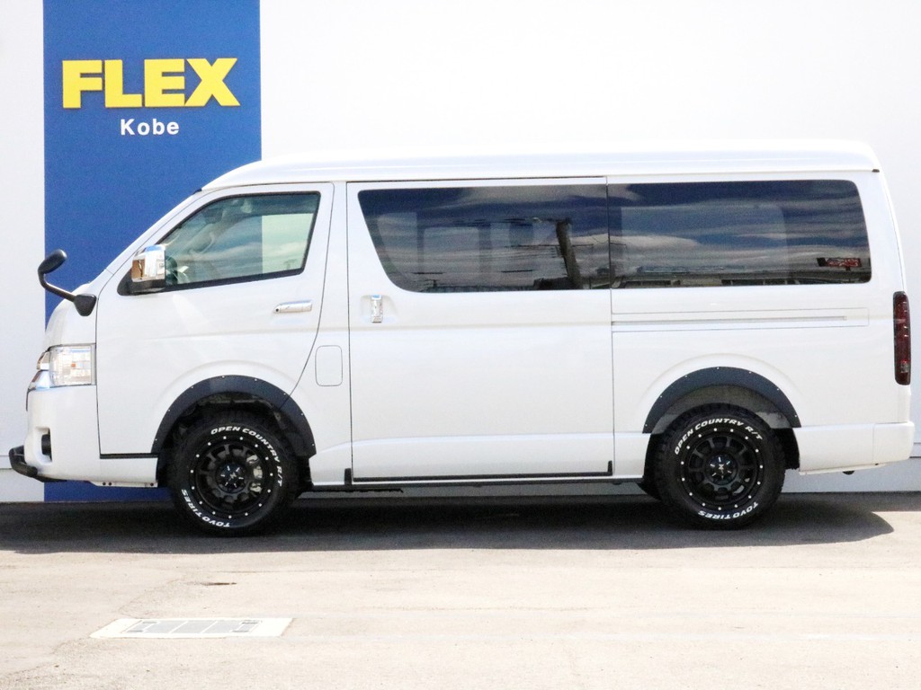 車高はあえて純正を維持しています。寒冷地仕様なのでスライドドアの下には凍結でスライドドアが開かなくなるトラブルを回避する為の、アウトサイドモールディングが設置されています。