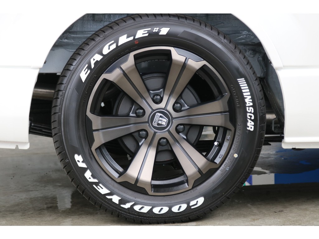フレックスオリジナルカラーのバルベログランデ１７インチアルミホイールと新品のグッドイヤーナスカータイヤが装備されております。