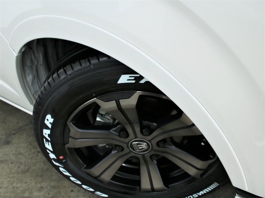 フレックスオリジナルのオーバーフェンダーが装備されております。出幅が片側6mmで車検対応しておりますので、安心してお乗りいただけます