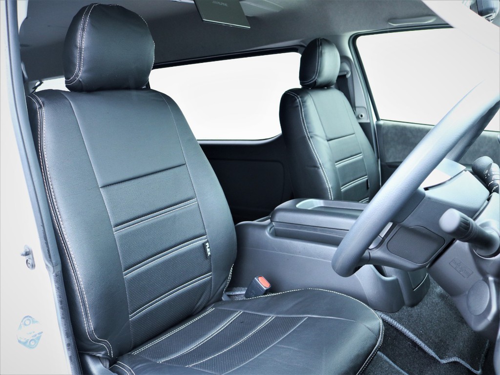 運転席シート、黒革調シートカバー付き！