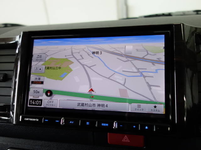 ナビにはカロッツェリア製８インチＳＤナビを装着！専用マホガニー調パネルを併せて装着済みなので、違和感なくインストールされております♪