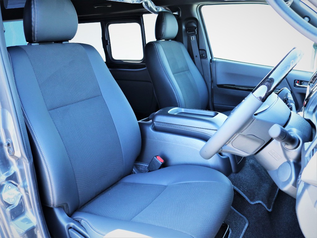 運転席シート、専用ハーフレザーシート！