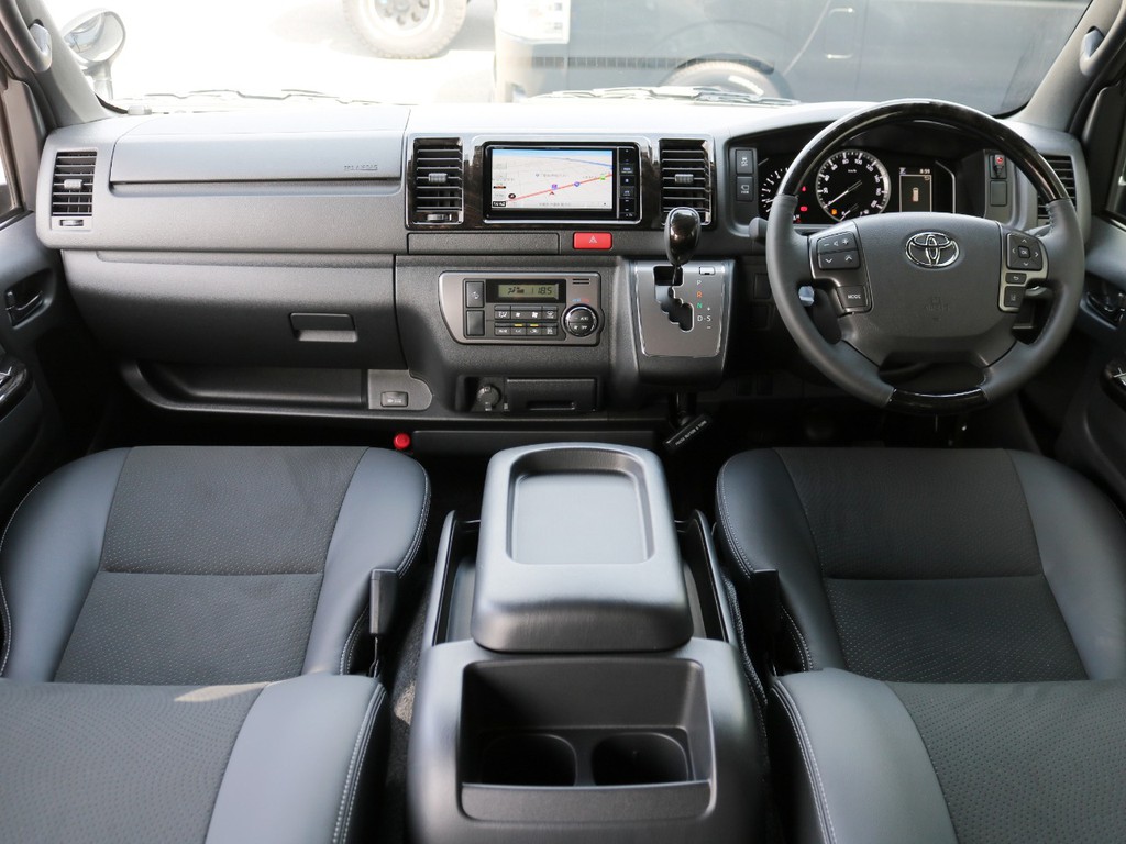 内外装シンプルに仕上がった新車ハイエースバンが入庫いたしました♪