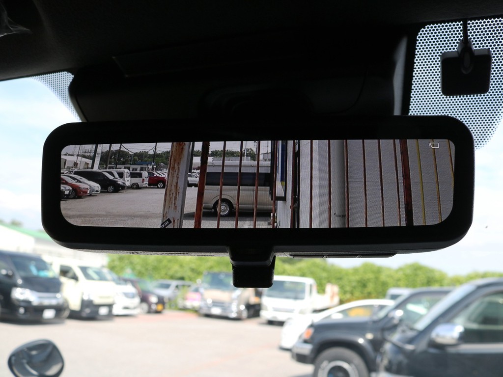 メーカーオプション　デジタルインナーミラー！車両後方の映像を常にミラーに映し出します♪