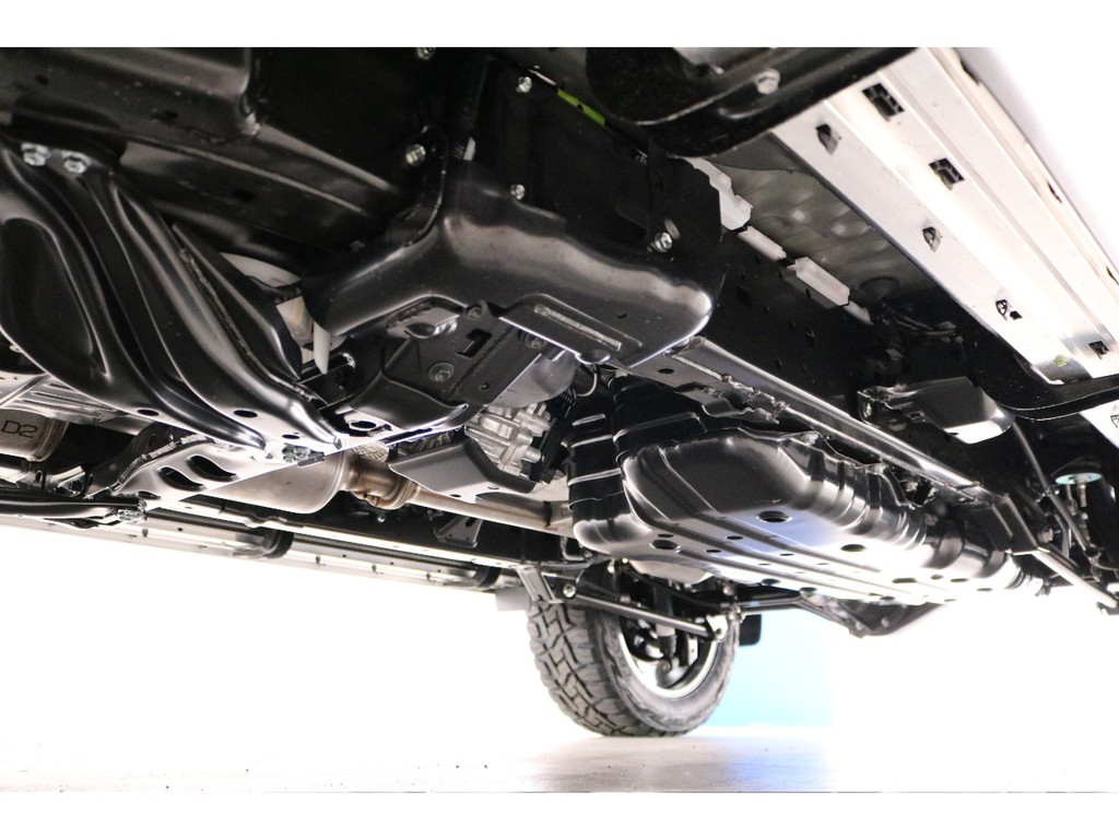 堅牢なラダーフレームに、センターデフロック付きフルタイム４ＷＤ！