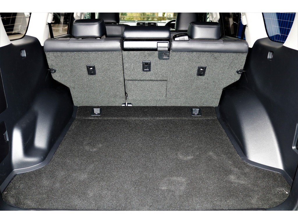 広い荷室にはキャンプ道具やウィンタースポーツの道具等多く載せることが出来ます！
