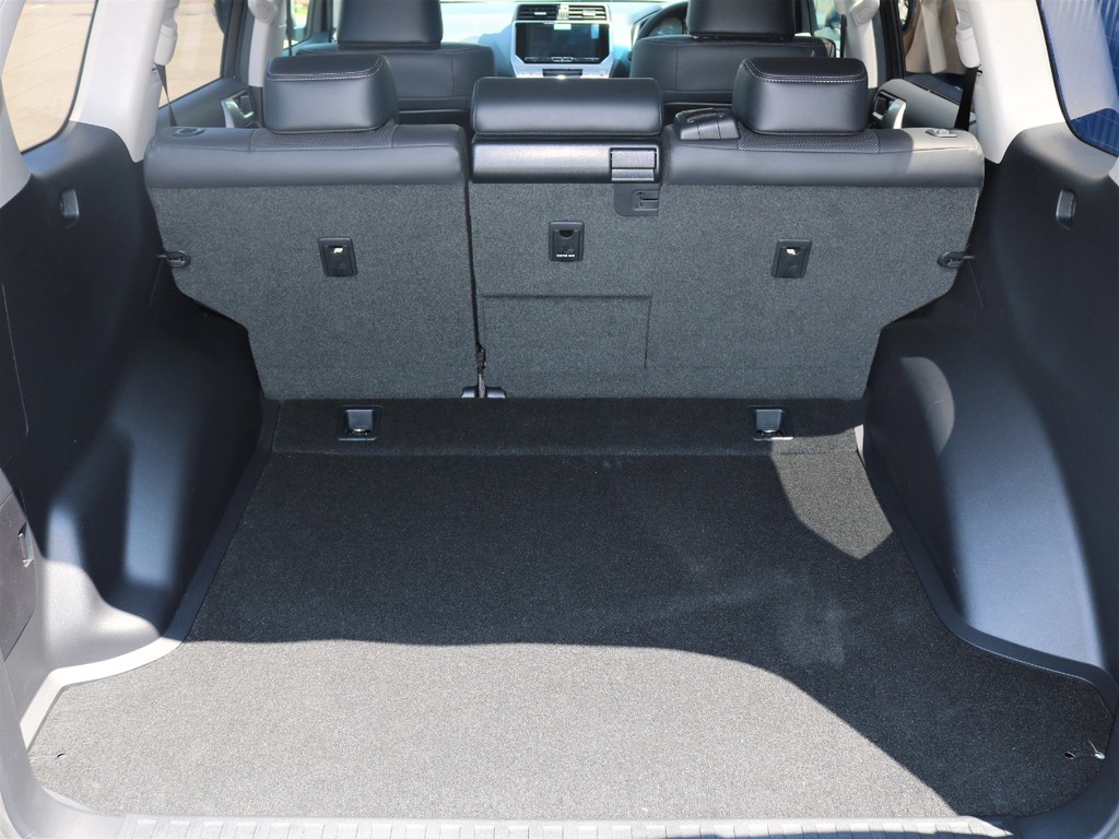 広い荷室にはキャンプ道具やウィンタースポーツの道具等多く載せることが出来ます！