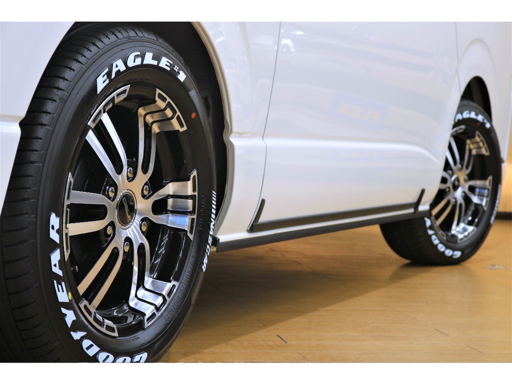 ホイールは、FLEXオリジナルの『DELF02』17インチBLACK　POLISHを採用！