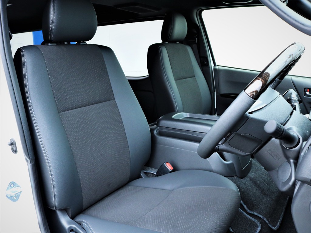 運転席シート、専用ハーフレザーシート！