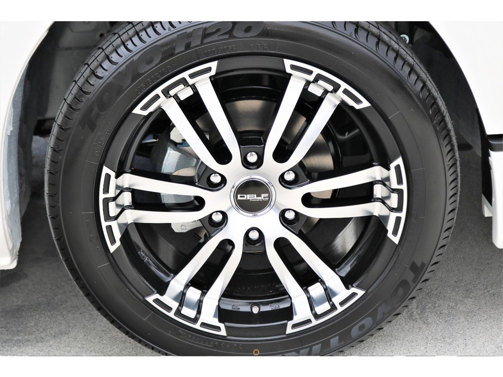足元にはオリジナルＤＥＬＦ０２ １８インチＡＷにＴＯＹＯＨ２０タイヤをチョイス！！