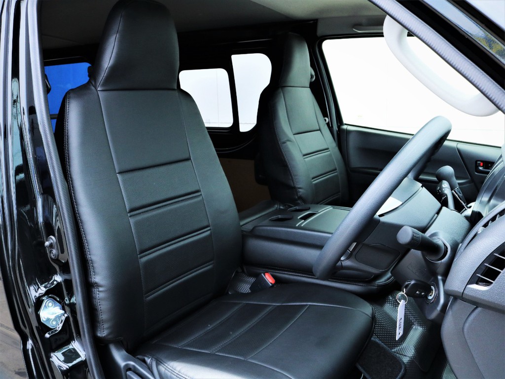 運転席シート、黒革調シートカバー付き！