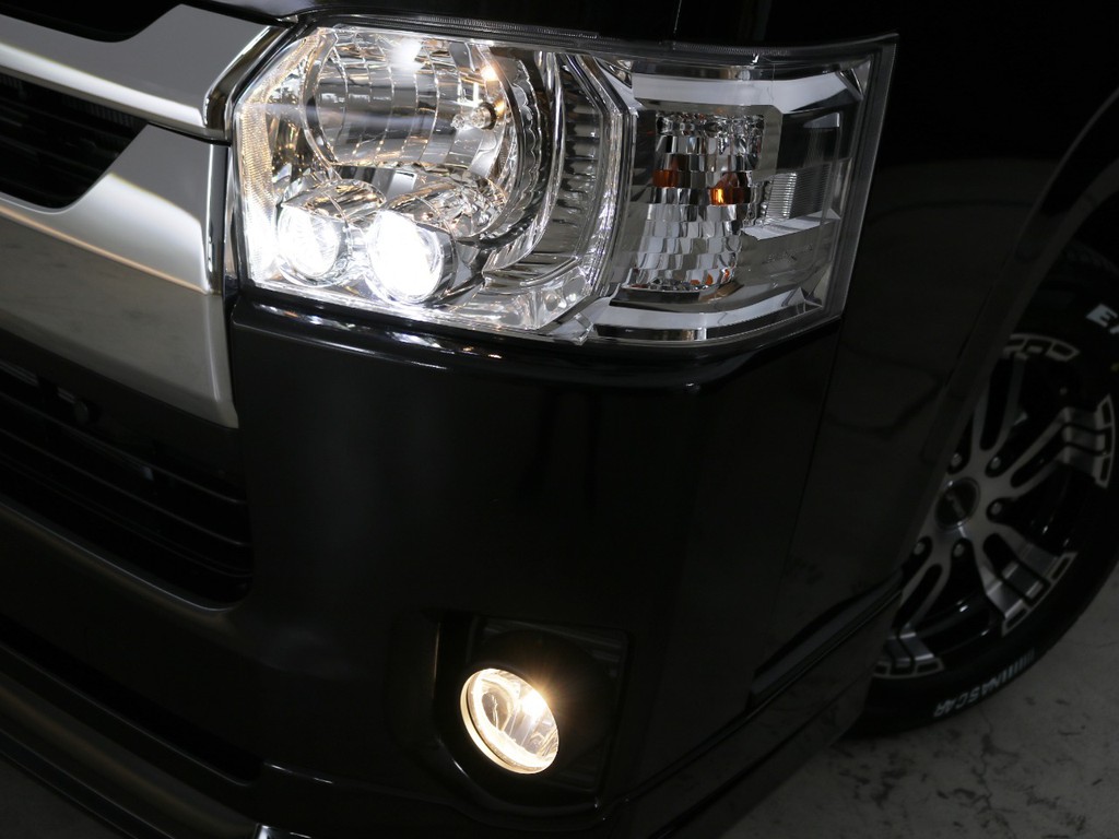 メーカーオプション　ｌＥＤヘッドランプ！ディーラーオプションのフォグランプも取り付け済みです♪