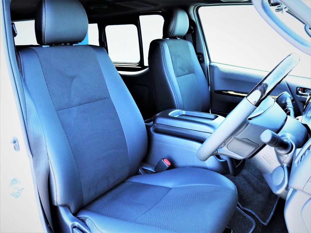 運転席シート、専用ハーフレザーシート！