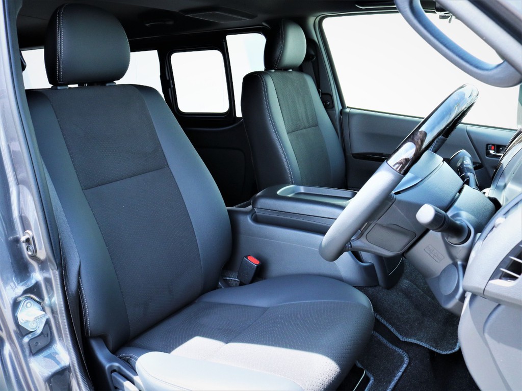 運転席シート、専用ハーフレザーシート！