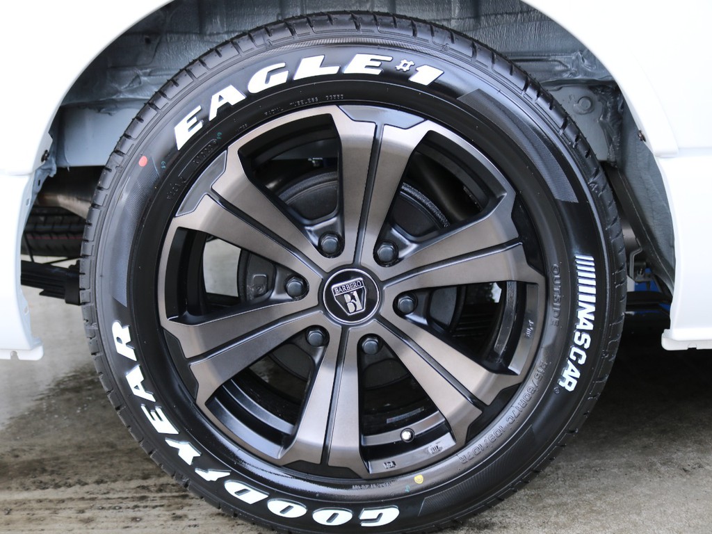 フレックスオリジナルカラーのバルベログランデ１７インチアルミホイールと新品のグッドイヤーナスカータイヤが装備されております。