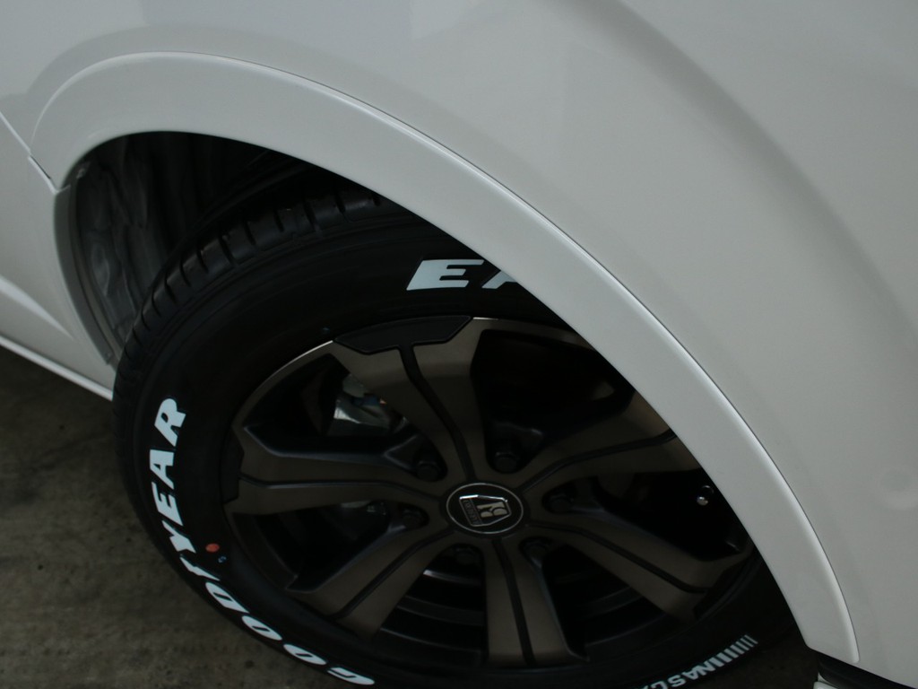 フレックスオリジナルのオーバーフェンダーが装備されております。出幅が片側6mmで車検対応しておりますので、安心してお乗りいただけます！